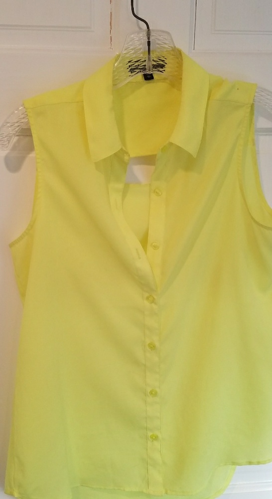 Express. Sleeveless yellow button up. W0000026.